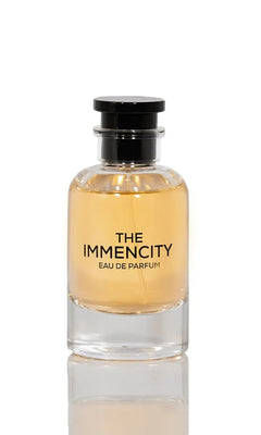 The Immencity une bouteille de parfum élégante en flacon sur fond blanc